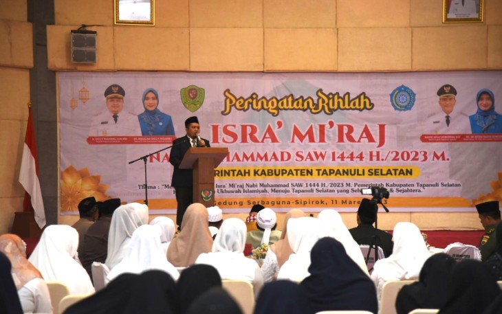 Bupati Tapanuli Selatan (Tapsel) H Dolly Pasaribu pada puncak Peringatan Rihlah Isra' Mi'raj Nabi Muhammad SAW 1444 H Pemerintah Kabupaten Tapanuli Selatan di Gedung Serbaguna, Komplek Perkantoran Pemerintah Setempat