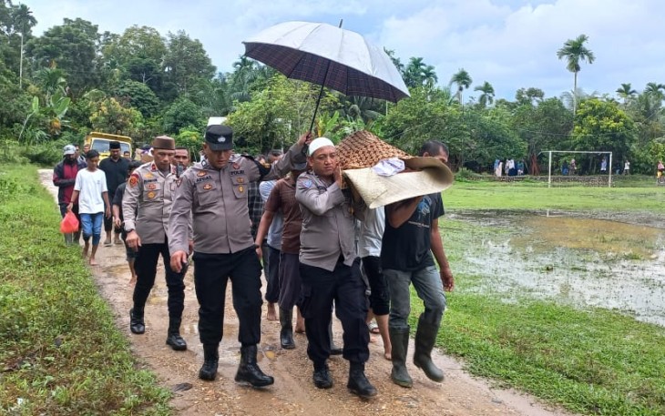  Kapolsek Pantee Bidari Polres Aceh Timur Turut Antar Jenazah Geuchik Pantee Labu Hingga ke Pemakaman
