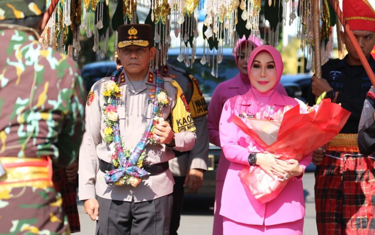 Kepala Kepolisian Daerah (Kapolda) Sulawesi Selatan (Sulsel) resmi berganti. Kapolda Sulsel yang baru, Irjen Pol Andi Rian R.Djajadi didampingi istrinya, Ny.Dewwy Andi Rian pertama kali menginjakkan kaki di Markas Polda Sulsel di Makassar, Jumat (22/12/2023)