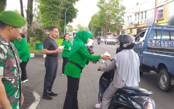Dandim 1310/Bitung bersama istri saat membagikan takjil gratis
