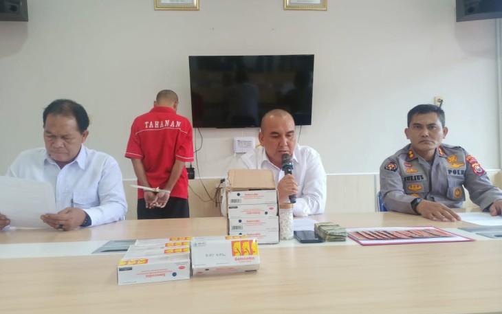 Wadir Resnarkoba Polda Bengkulu AKBP Tonny Kurniawan, S.Ik., didampingi Kasubbid PID Bid Humas Polda Bengkulu AKBP Julius P. H .,  serta Kasubdit II Kompol Rudi Marwa, S.H., saat press conference Senin (24/07/23)