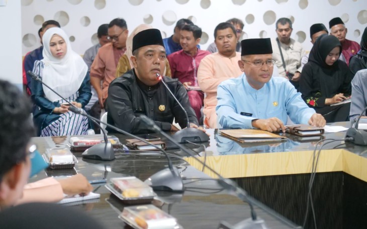 Rapat bersama untuk penetapan file project aplikasi "SIKAB Bintan" absensi online di lingkungan kerja Pemerintah Kabupaten Bintan.