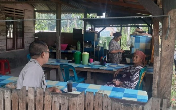 Bhabinkamtibmas Polsubsektor Sayurmatinggi saat menampung curhat pemilik warkop di Desa Silaiya, Kabupaten Tapanuli Selatan
