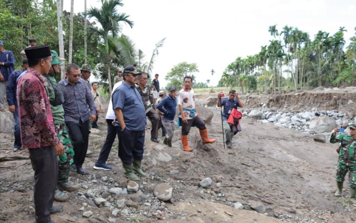 Bupati Pasaman H. Benny Utama saat tinjau permukiman di sepanjang bantaran sungai Batang Tapa Nagari Malampah Barat.