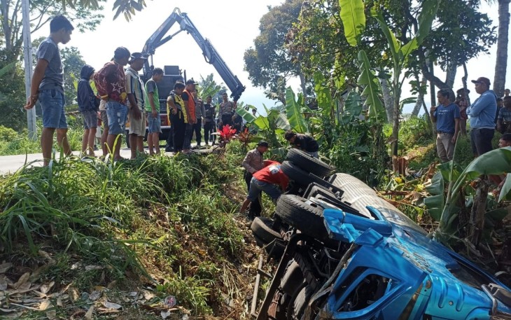 Proses evakuasi truk tangki air yang terperosok masuk sungai, di wilayah Desa Puntukrejo, Kecamatan Ngargoyoso, Kabupaten Karanganyar, pada Kamis (5/10/23) siang