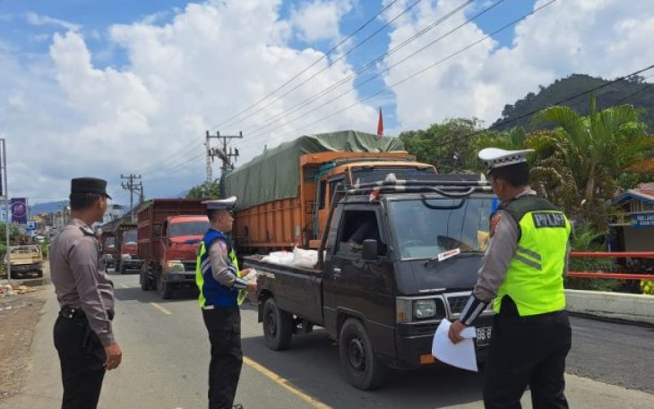 Sejumlah personel Polsek Batang Toru, turun ke Jalan guna menghimbau para pengendara kenderaan bermotor untuk mematuhi peraturan lalu lintas, pada Sabtu (9/9/2023) pagi. Kegiatan ini, merupakan agenda dari Operasi Zebra Toba 2023.