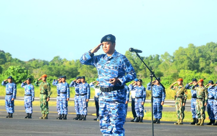 Komandan Lanud Raden Sadjad (Danlanud RSA), Kolonel Pnb Dedy Iskandar, S.Sos., M.M.S., M.Han., memimpin Upacara Bendera 17-An bertempat di Main Apron Lanud RSA, Kabupaten Natuna, Provinsi Kepulauan Riau. Senin (18/12/2023)