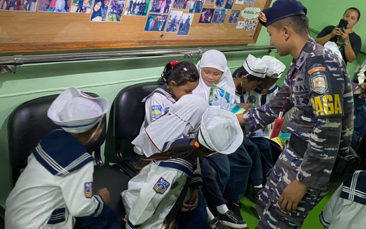 Perpustakaan di Kapal Perang Koarmada III Turut Mendorong Cerdaskan Anak-Anak Daerah Pesisir di Timur Indonesia