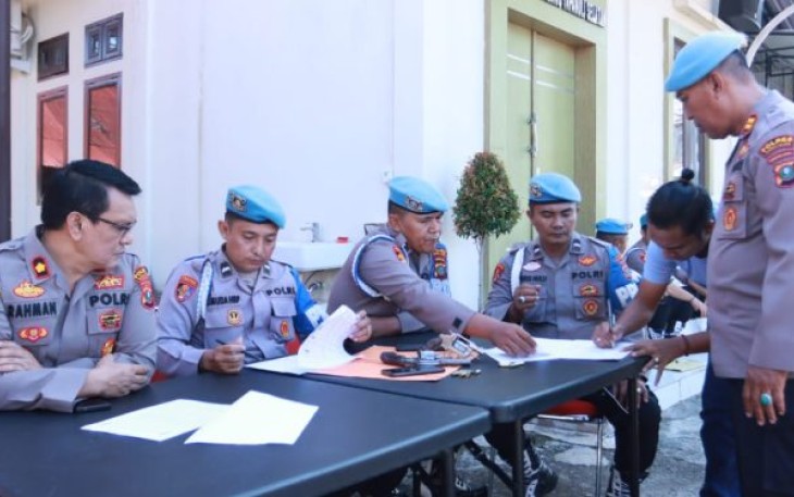 Si Propam Polres Tapanuli Selatan (Tapsel) saat periksa puluhan pucuk senjata api (Senpi) milik personel
