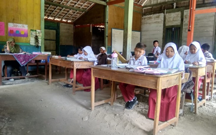 Suasana Siswa SD Terpaksa Belajar di Rumah Warga