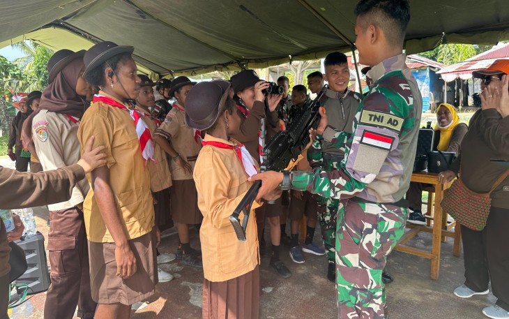Satgas Pamtas Statis RI-PNG Yonif 122/Tombak Sakti menerima kunjungan sekitar 50 Orang siswa-siswi beserta para guru pendamping yang terdiri dari Sekolah Dasar (SD),  Sekolah Menengah Pertama (SMP) dan Sekolah Menengah Atas (SMA) SLB Negeri Pembina Provinsi Papua dalam rangka studi literasi di perbatasan RI-PNG  Skouw Kp Mosso Distrik Muaratami, Kota Jayapura, Papua Sabtu (09/12/2023)