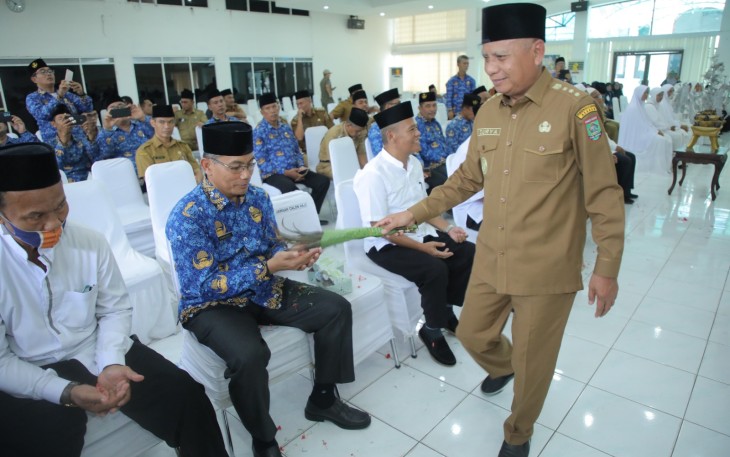 Bupati Asahan Upah-Upah 28 Jamaah Calon Haji Anggota Korpri Kabupaten Asahan