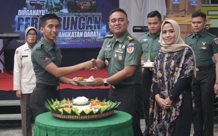 Perhubungan Akademi Militer Rayakan HUT Ke-78 TNI AD Dengan Syukuran Potong Tumpeng