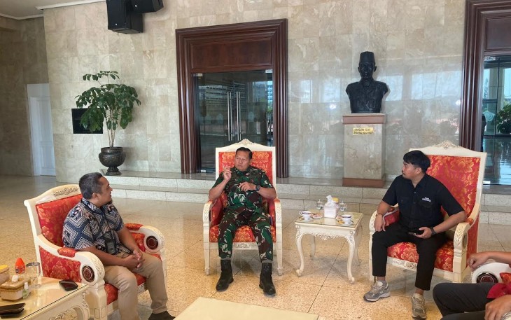 Panglima TNI Laksamana TNI Yudo Margono, S.E., M.M. disela-sela wawancara dengan Redaktur Politik Hukum dan Keamanan Bapak Ahmad Mustain, Koordinator Liputan Bapak Henri Siagian dan Reporter Bapak Yakub dari Media Indonesia, yang bertempat di Mabes TNI, Jakarta Timur, Jumat (13/10/2023).