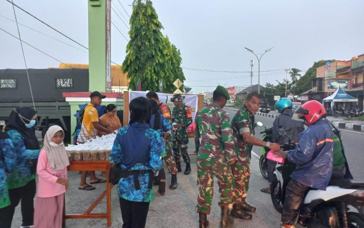 Koramil Timika saat Bagikan Takjil Gratis Untuk Pengguna Jalan