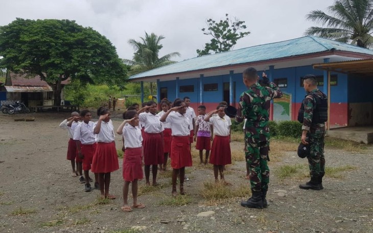 Satgas Yonif 143/TWEJ Ajarkan baris berbaris Kepada Siswa di Perbatasan RI-PNG