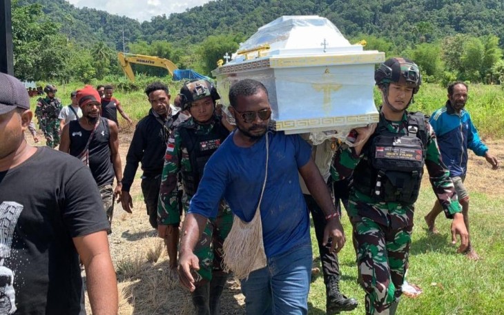Satgas Yonif 143/TWEJ saat Bantu Masyarakat di Perbatasan RI-PNG