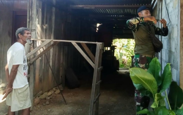 Satgas Yonif 143/TWEJ saat Bantu Atasi Masalah Listrik Warga Papua