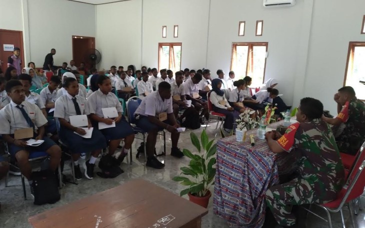 Babinsa Koramil 1710-07/Mapurujaya saat Tanamkan Wasbang Kepada Siswa-Siswi Baru SMKN 2 Mapurujaya