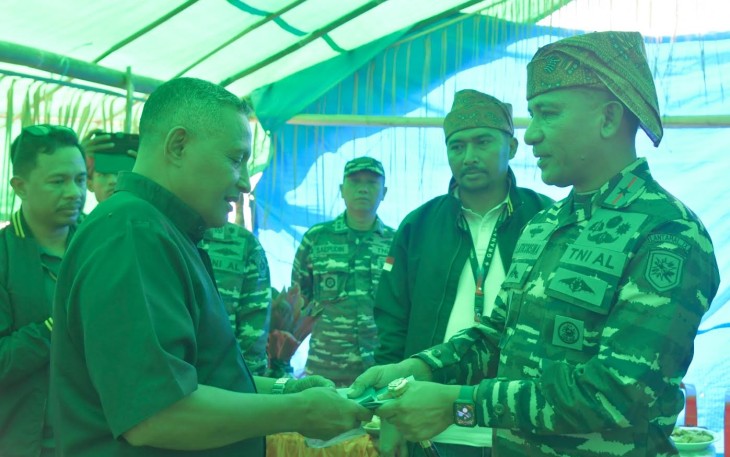 Danlantamal IX saat Salurkan Hasil Donasi Konser Amal Jukulele Ke Gereja Dusun Ukalahin