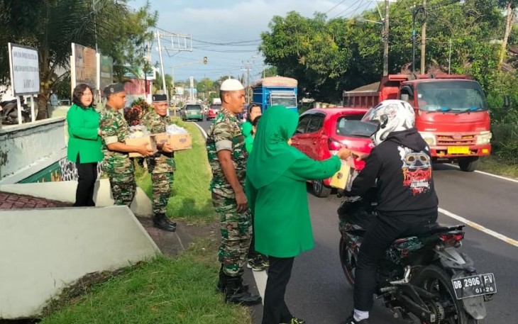 Pembagian takjil oleh personil Koramil 1310-05/Kauditan