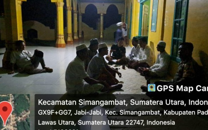 Bhabinkamtibmas Polsek Padang Bolak, Bripka Dedy Rinaldi Hasibuan, saat menghimbau anak-anak untuk tidak main petasan