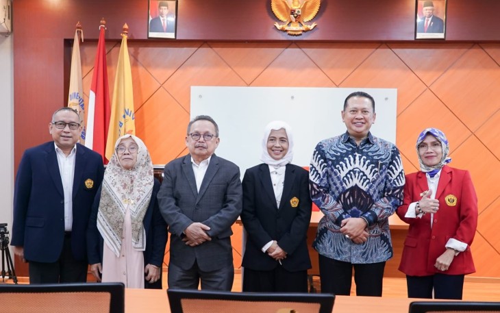 Bamsoet saat menjadi penguji Seminar Hasil Penelitian (SHP) disertasi Penegakan Hukum Dalam Penyelesaian Sengketa Kesehatan Melalui Upaya Mediasi, disusun oleh Kolonel dr.Amin Ibrizatun, dokter di RSPAD Gatot Subroto Jakarta, di Universitas Borobudur, Jakarta, Kamis (13/4/23).