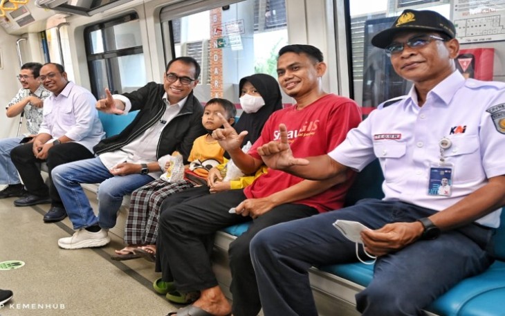 Menteri Perhubungan Budi Karya Sumadi, saat meninjau LRT Sumsel dan Angkot Feeder di Palembang, Sumsel, Minggu (19/2).
