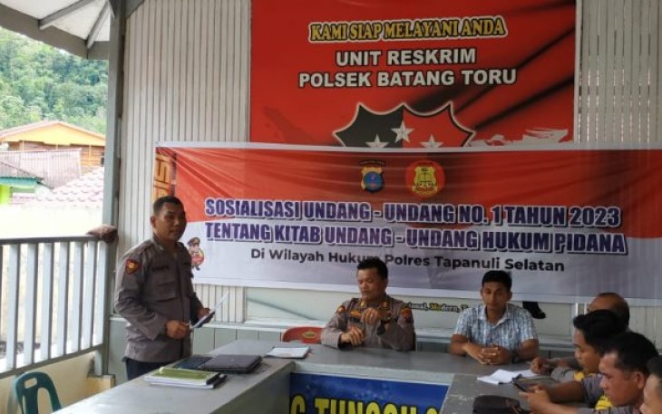 Kasikum Polres Tapanuli Selatan (Tapsel), AKP Victor Sihombing, melaksanakan penyuluhan hukum dan sosialisasi terkait UU No.1/2023 tentang KUHP terbaru, pada Sabtu (25/3/2023) siang. Kegiatan itu, berlangsung di Aula Polsek Batang Toru.
