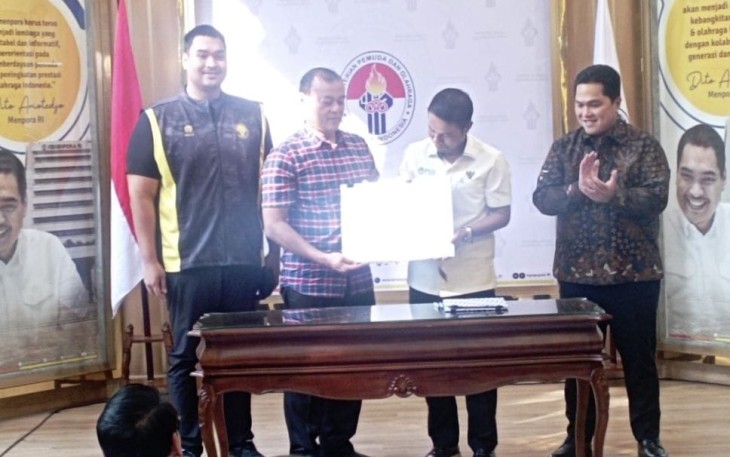 Penandatangan Perjanjian Kerja Sama (PKS) tentang penyaluran bantuan pemerintah untuk pelatnas sepakbola U-17 dan penyelenggaraan Piala Dunia FIFA U-17