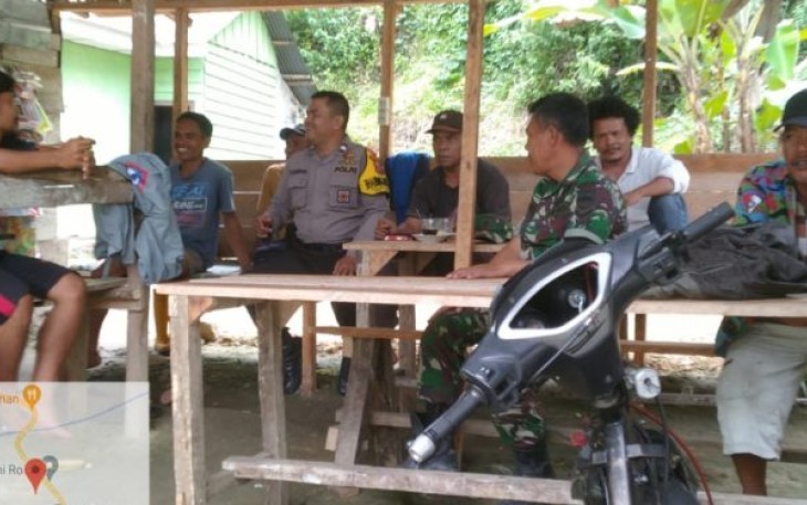 Bhabinkamtibmas Polsek Sipirok, Aipda Robinson Sihombing, galang kekuatan masyarakat guna ciptakan Pemilu damai, Kamis (2/11/2023)