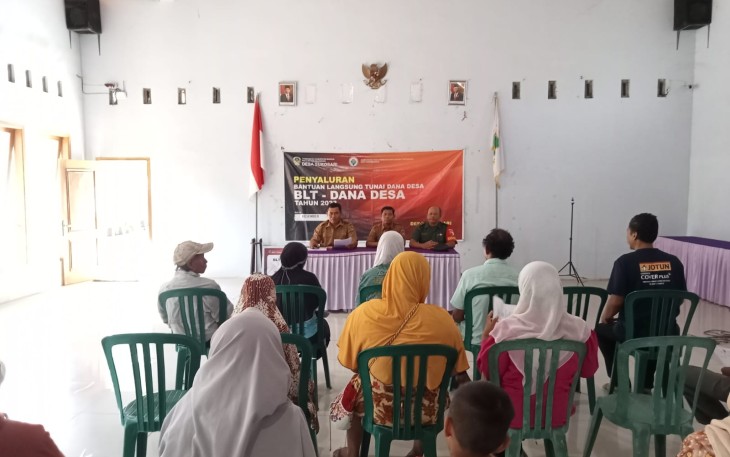 Babinsa Koramil 14/Dagangan, Kodim 0803/Madiun, Pelda Supriyadi membantu pendistribusian BLT-DD kepada masyarakat yang kurang mampu, bertempat di Gedung Serba Guna Desa Sukosari, Kec. Dagangan, Kab. Madiun, Senin (11/12/2023).