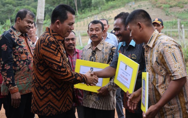 Gubernur Kepri Ansar Ahmad Menyerahkan Bantuan Alat Pertanian Kepada Sejumlah Kelompok Tani
