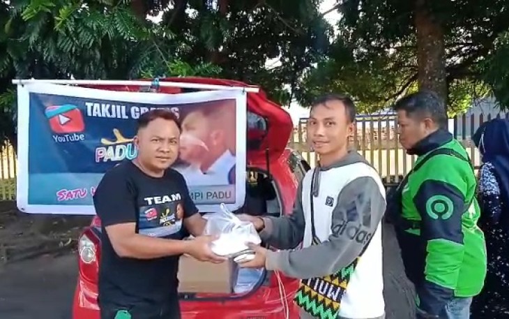 Wempi Padu saar membagikan takjil gratis