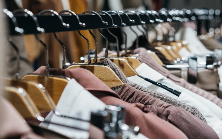 Ragam baju bekas di pasar tradisional (freepik.com/teksomolika)