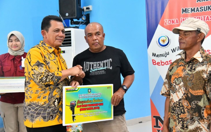Gubernur Ansar saat Serahkan Alat Tangkap Perikanan Untuk Nelayan Kota Batam secara simbolis. 