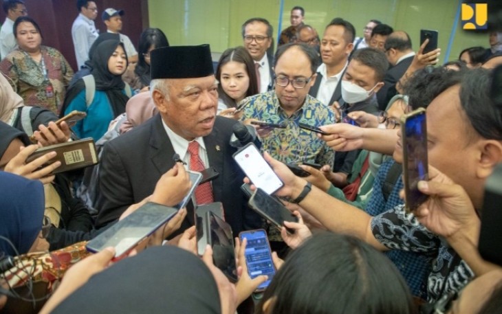 Menteri Basuki saat diwawancarai awak media.