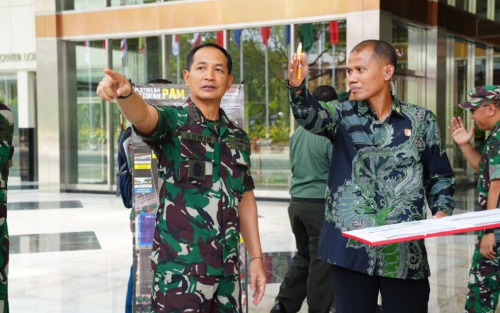 Pangkogabwilhan I Laksdya TNI Erwin S. Aldedharma, S.E., M.M., M.Sc., didampingi Asops Kaskogabwilhan I Laksma TNI Bambang Dharmawan, S.E., M.Sc., saat meninjau beberapa tempat persiapan keamanan menjelang pelaksanaan KTT ke-43 ASEAN SUMMIT Tahun 2023, di JCC, Jakarta Pusat, Selasa (29/8/2023).
