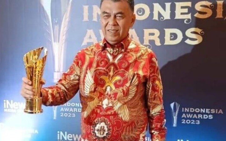 Bupati Natuna Wan Siswandi saat terima penghargaan.
