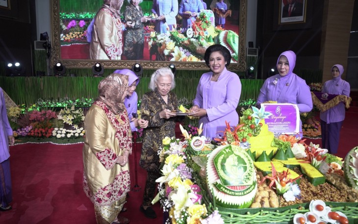 Ketua Umum Ikatan Kesejateraan Keluarga TNI Ny Vero Yudo Margono