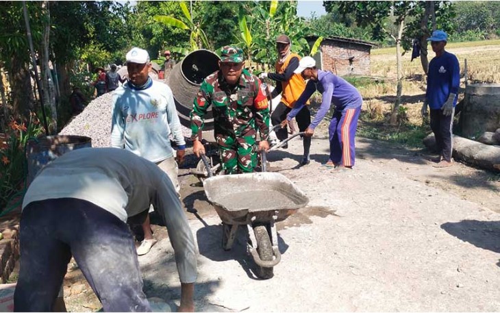 Babinsa Koramil Wungu Bantu Perbaiki Infrastruktur Jalan
