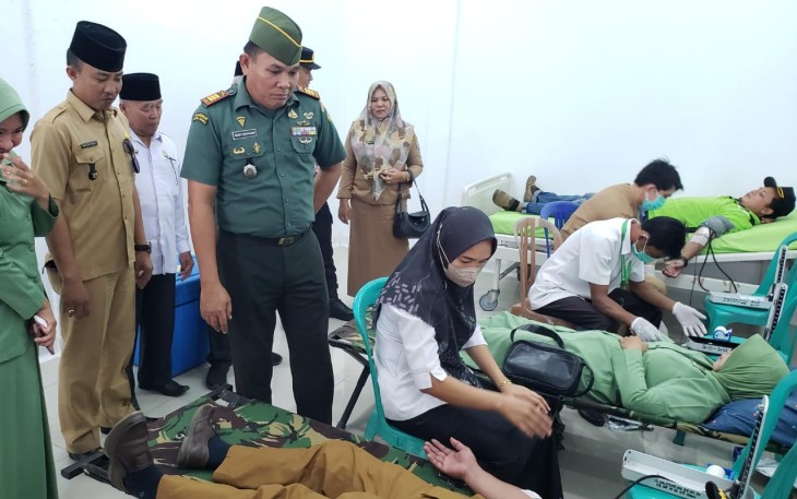 Pabung Kapten Inf Hendri Marpaung saat meninjau Bakti Sosial Donor Darah