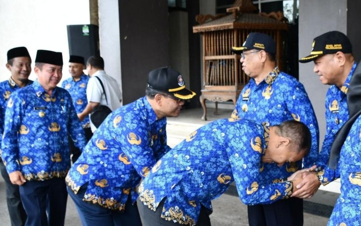 Bupati Tulungagung Drs Maryoto Birowo dan Wakil Bupati Gatut Sunu Wibowo saat bersalaman dengan ASN lingkup pemkab Tulungagung
