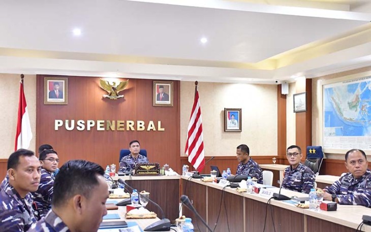 Melalui sambungan Vidio converence, Wakil Komandan Pusat Penerbangan TNI Angkatan Laut (Wadan Puspenerbal) Laksma TNl Bayu Alisyahbana beserta Pejabat Utama (PJU) dan para kepala satuan kerja jajaran Puspenerbal mengikuti Rapat Rencana Keuangan (Renaku) II dan Apel Komandan Satuan (AKS) 2023 di Ruang Rapat Gedung R. Kasenda, Mako Puspenerbal Juanda, Selasa (21/11/2023)