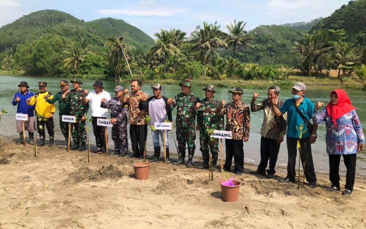 Kodim 0807/Tulungagung Bersama Forkopimcam Kalidawir saat Tanam Mangrove di Pantai Cemoro Sewu