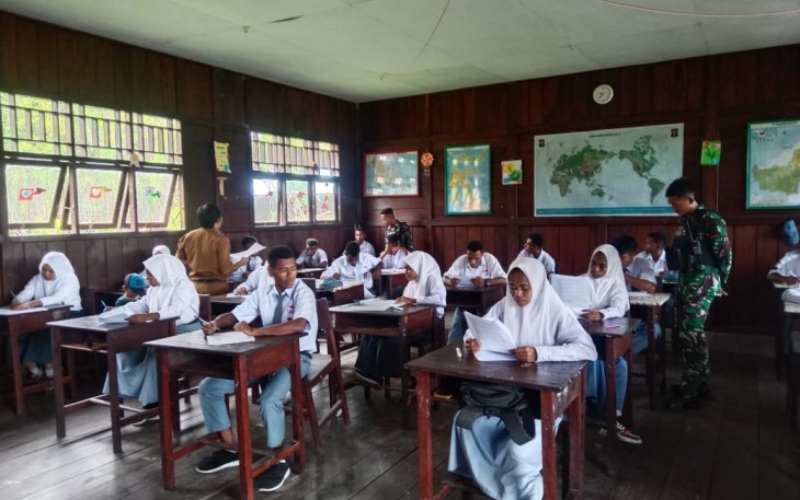 Satgas Pamtas Yonif 407/PK Mengajar di SMAN Kamundan 