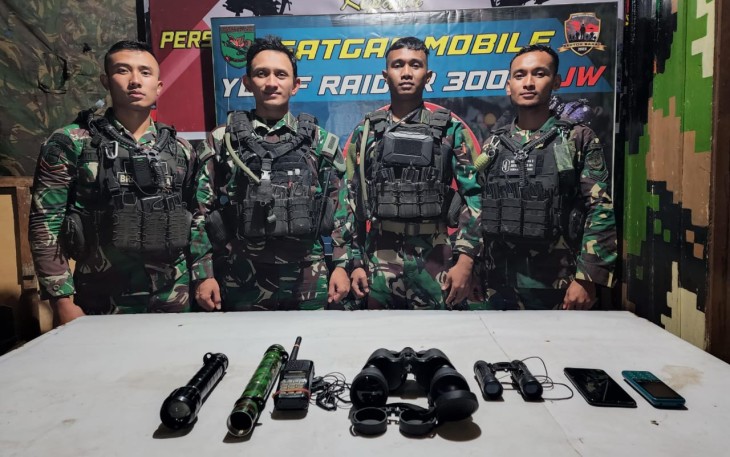 Yonif Raider 300/Bjw saat menunjukan barang bukti yang berhasil ditemukan.