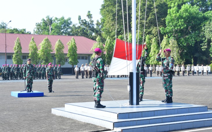 Personel TNI AL Lantamal VI Ikuti Upacara Bendera 17 an