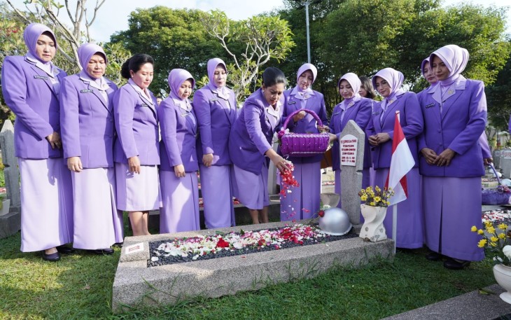  Ketum IKKT PWA Ziarah di TMPNU Kalibata