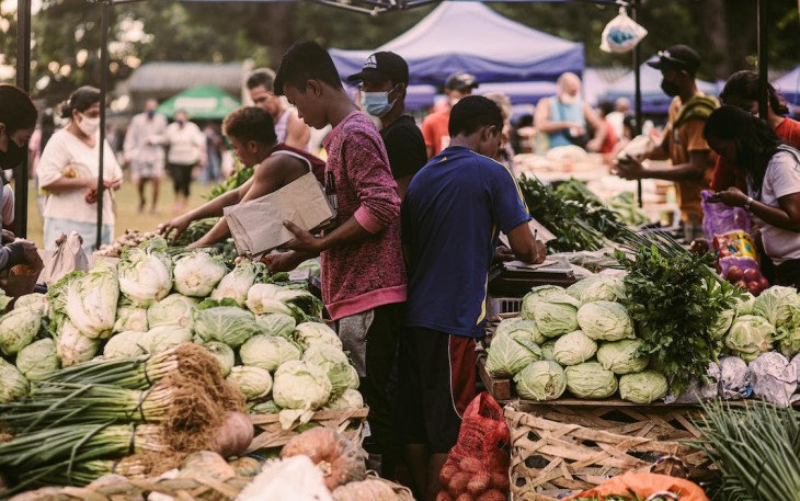 Ilustrasi orang-orang berbelanja di pasar tradisional. (sumber: pexels)